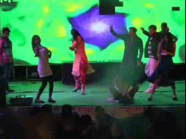 แขกฉุนไม่ได้ขึ้นเวที คว้าลูกซองยิงแดนซ์เซอร์