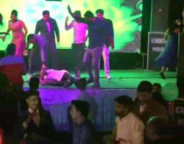 แขกฉุนไม่ได้ขึ้นเวที คว้าลูกซองยิงแดนซ์เซอร์