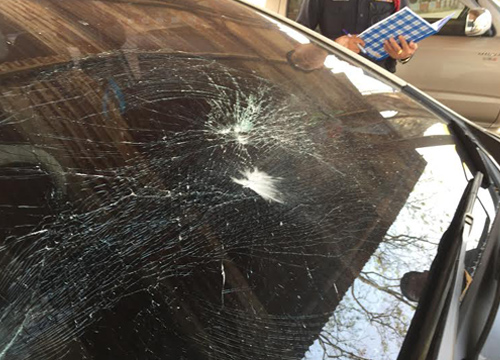 ลูกฉุนแม่ ขอเงิน 8 แสนไม่ให้ ไล่ทุบรถกระจกรถชาวบ้านทั่ว