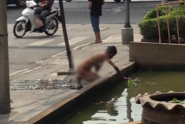 ยายแก้ผ้าอาบน้ำ