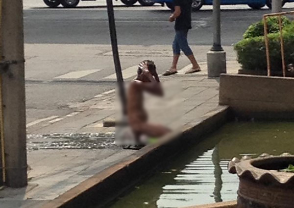 ยายแก้ผ้าอาบน้ำ