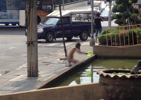 ยายแก้ผ้าอาบน้ำ