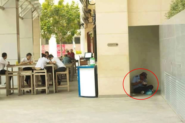 ภาพ รปภ. หลบมุมตึกนั่งกินข้าวกับพื้น
