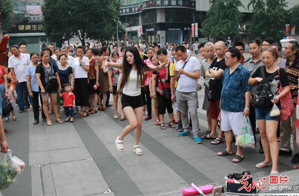 สาวจีนเต้นยั่วผ่าน live เฟซบุ๊ก