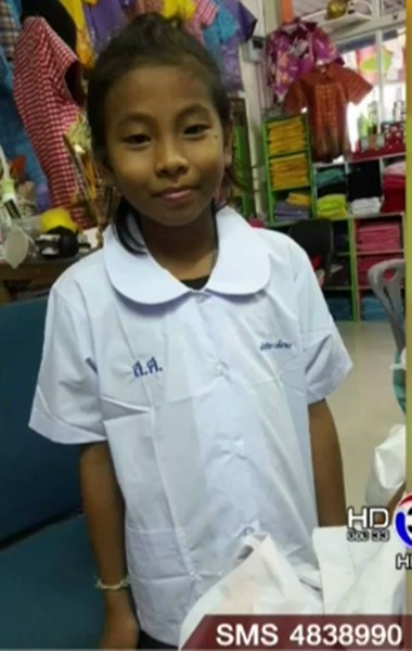 เปิดชีวิต 2 เด็กหญิงได้เสื้อนักเรียนใหม่