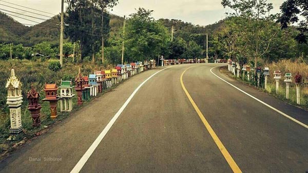 ศาลพระภูมิวางเรียงรายเต็ม 2 ข้างทาง ถนนเข้าเขากระปุก จ.เพชรบุรี