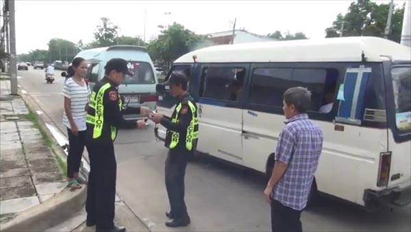  จับรถตู้นักเรียนดัดแปลง บรรทุกเด็กอัดแน่น 30 คน