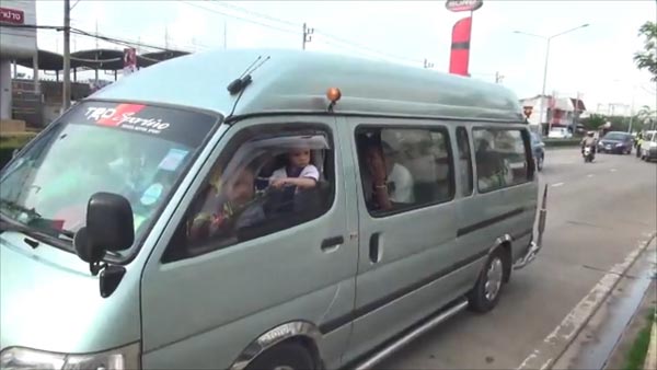  จับรถตู้นักเรียนดัดแปลง บรรทุกเด็กอัดแน่น 30 คน