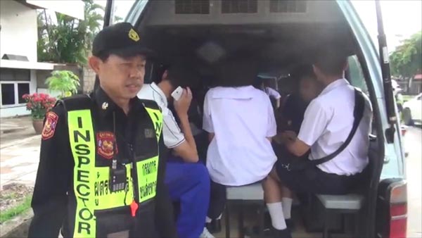 จับรถตู้นักเรียนดัดแปลง บรรทุกเด็กอัดแน่น 30 คน