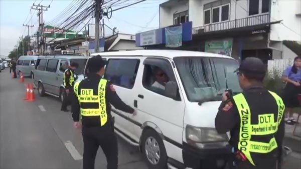  จับรถตู้นักเรียนดัดแปลง บรรทุกเด็กอัดแน่น 30 คน