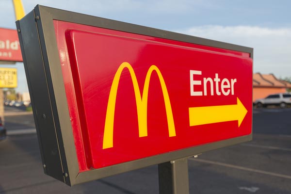 2 โจรเจอดีเข้าให้ บุกปล้นร้านฟาสต์ฟู้ด ขณะหน่วยรบมือหนึ่งของโลกนั่งกินอยู่