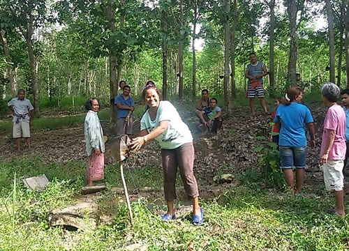 ชาวบ้านแห่ดูบ่อน้ำศักดิ์สิทธิ์ที่กระบี่