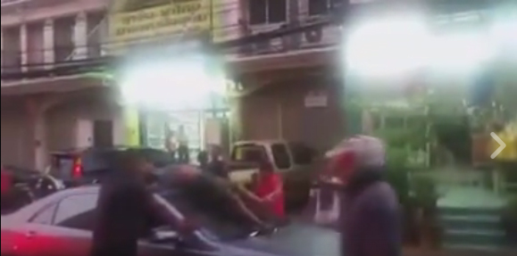 ชายแก้ผ้า