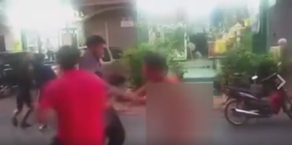 ชายแก้ผ้า