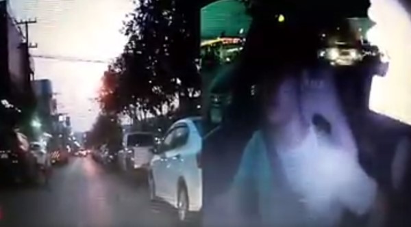 คลิปมอเตอร์ไซค์ชนเก๋งตัวปลิว