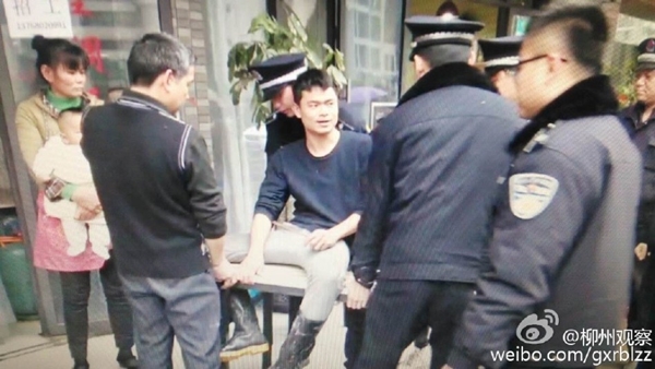 พ่อค้าฟิวส์ขาดถูกเทศกิจยึดคืนทางเท้า เลยยื่นหน้าจ๊วบปากเข้าให้