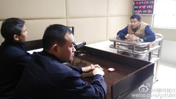 พ่อค้าฟิวส์ขาดถูกเทศกิจยึดคืนทางเท้า เลยยื่นหน้าจ๊วบปากเข้าให้