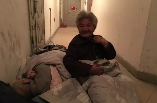 ตายายหอบผ้าผ่อนนอนหน้าห้องลูกชาย วอนให้ลูกเลี้ยง แต่ลูกชิ่งหนี