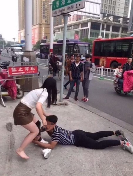 หนุ่มกอดขาแฟนสาววอนอย่าเลิกกัน แต่ถูกสาวตบรัวไม่ยั้ง