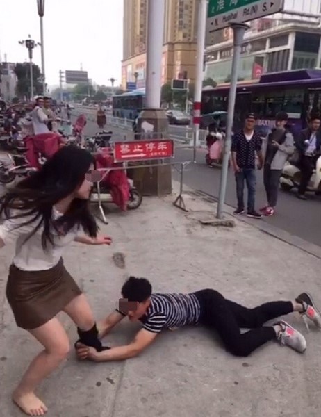 หนุ่มกอดขาแฟนสาววอนอย่าเลิกกัน แต่ถูกสาวตบรัวไม่ยั้ง