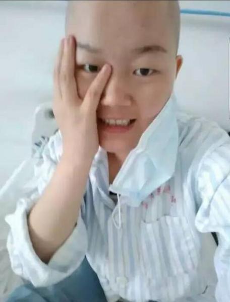 สาวสุดสิ้นหวัง ยืนให้คนปาลูกดอกใส่ตัวเองแลกเงิน เอาไปรักษาพี่ป่วยมะเร็ง