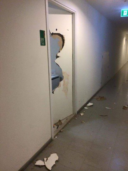 นักศึกษาปี 1 ม.ดัง ถูกยกพวก 20 ต่อ 1 รุมยำถึงคอนโด สภาพเละอย่างที่เห็น