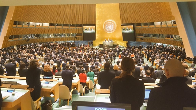 ที่ประชุมสหประชาชาติ ร่วมยืนไว้อาลัย แด่การสวรรคตของ พระเจ้าอยู่หัวในพระบรมโกศ