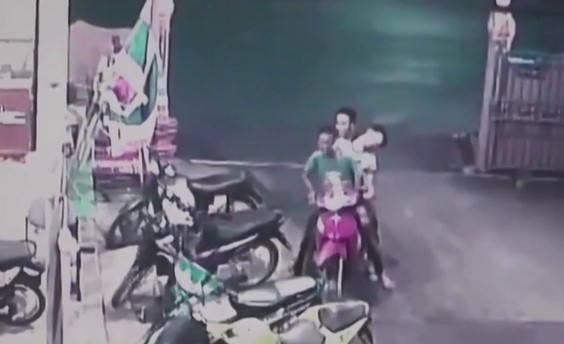 2 โจ๋หิ้วศพหนุ่มวัย 18 พาซ้อนมอเตอร์ไซค์ส่งกู้ภัย