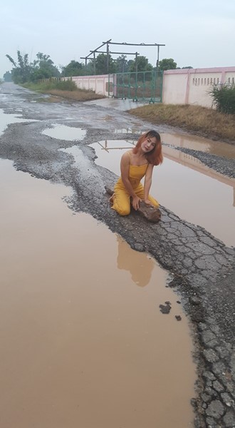 ผุดภาพสาวขี่ขอนไม้ข้ามหลุมถนน 