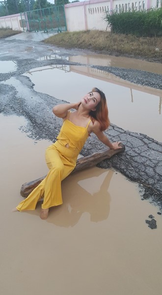 ผุดภาพสาวขี่ขอนไม้ข้ามหลุมถนน 