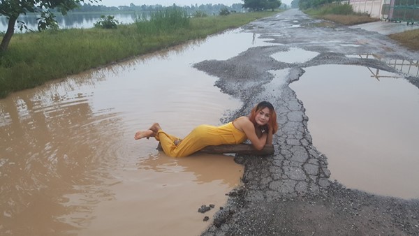 ผุดภาพสาวขี่ขอนไม้ข้ามหลุมถนน 