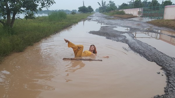 ผุดภาพสาวขี่ขอนไม้ข้ามหลุมถนน 