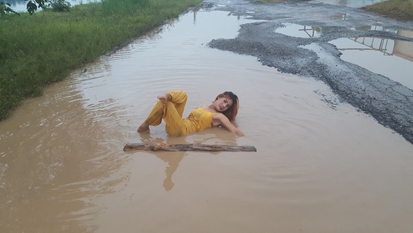 ผุดภาพสาวขี่ขอนไม้ข้ามหลุมถนน 