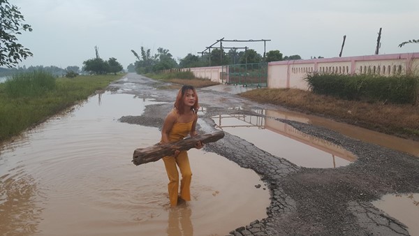 ผุดภาพสาวขี่ขอนไม้ข้ามหลุมถนน 