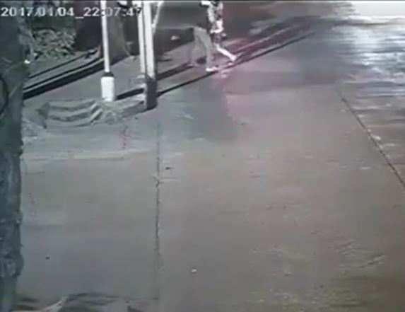 เผยคลิปคนร้ายแทงเหยื่อกลางถนนชิงไอโฟน 