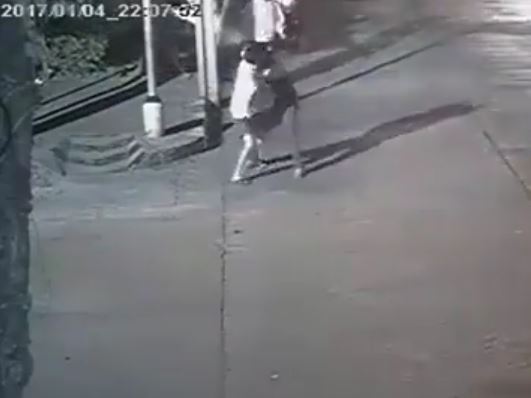 เผยคลิปคนร้ายแทงเหยื่อกลางถนนชิงไอโฟน 