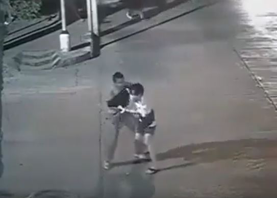 เผยคลิปคนร้ายแทงเหยื่อกลางถนนชิงไอโฟน 