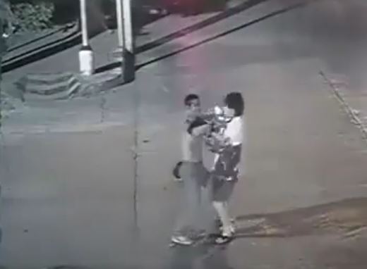 เผยคลิปคนร้ายแทงเหยื่อกลางถนนชิงไอโฟน 