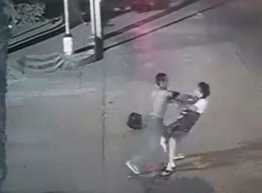 เผยคลิปคนร้ายแทงเหยื่อกลางถนนชิงไอโฟน 
