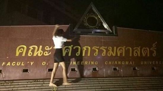 นักศึกษาสาวปีนกัดเกียร์วิศวะ 
