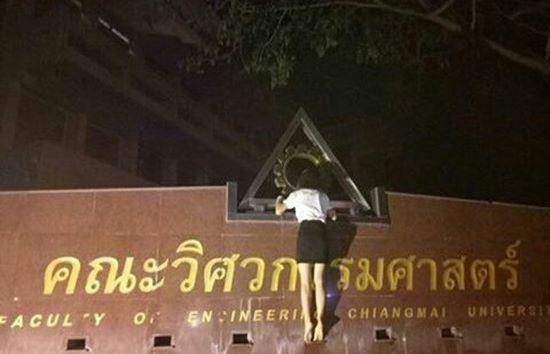 นักศึกษาสาวปีนกัดเกียร์วิศวะ 