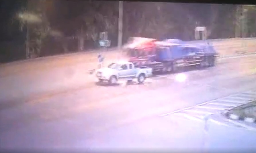 รถบรรทุกชนกระบะ