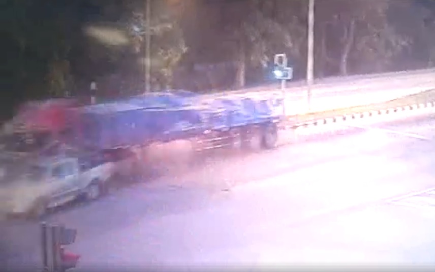 รถบรรทุกชนกระบะ