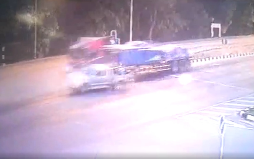 รถบรรทุกชนกระบะ