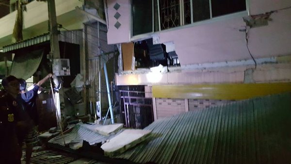 อาคารทรุด