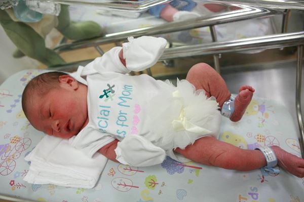 รพ. สวมชุดติดดอกมะลิให้เด็กแรกเกิด