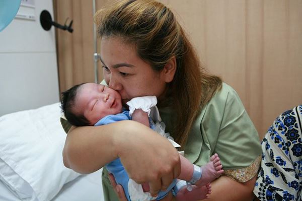 รพ. สวมชุดติดดอกมะลิให้เด็กแรกเกิด