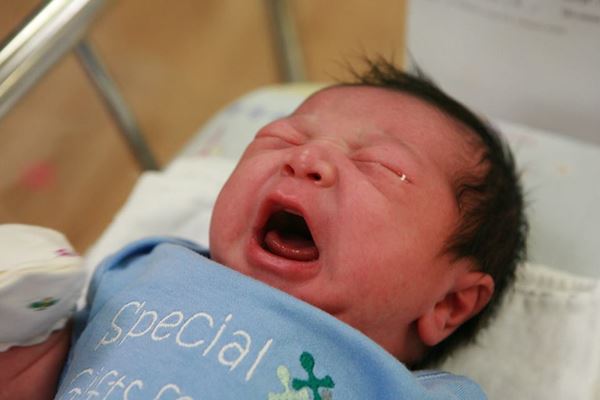 รพ. สวมชุดติดดอกมะลิให้เด็กแรกเกิด