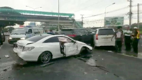 เมียหลวงปรี๊ดแตก ขับรถไล่ตามผัวแอบพากิ๊กหนี