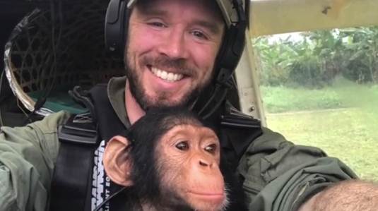 นักบินช่วยลูกชิมแปนซีกำพร้า